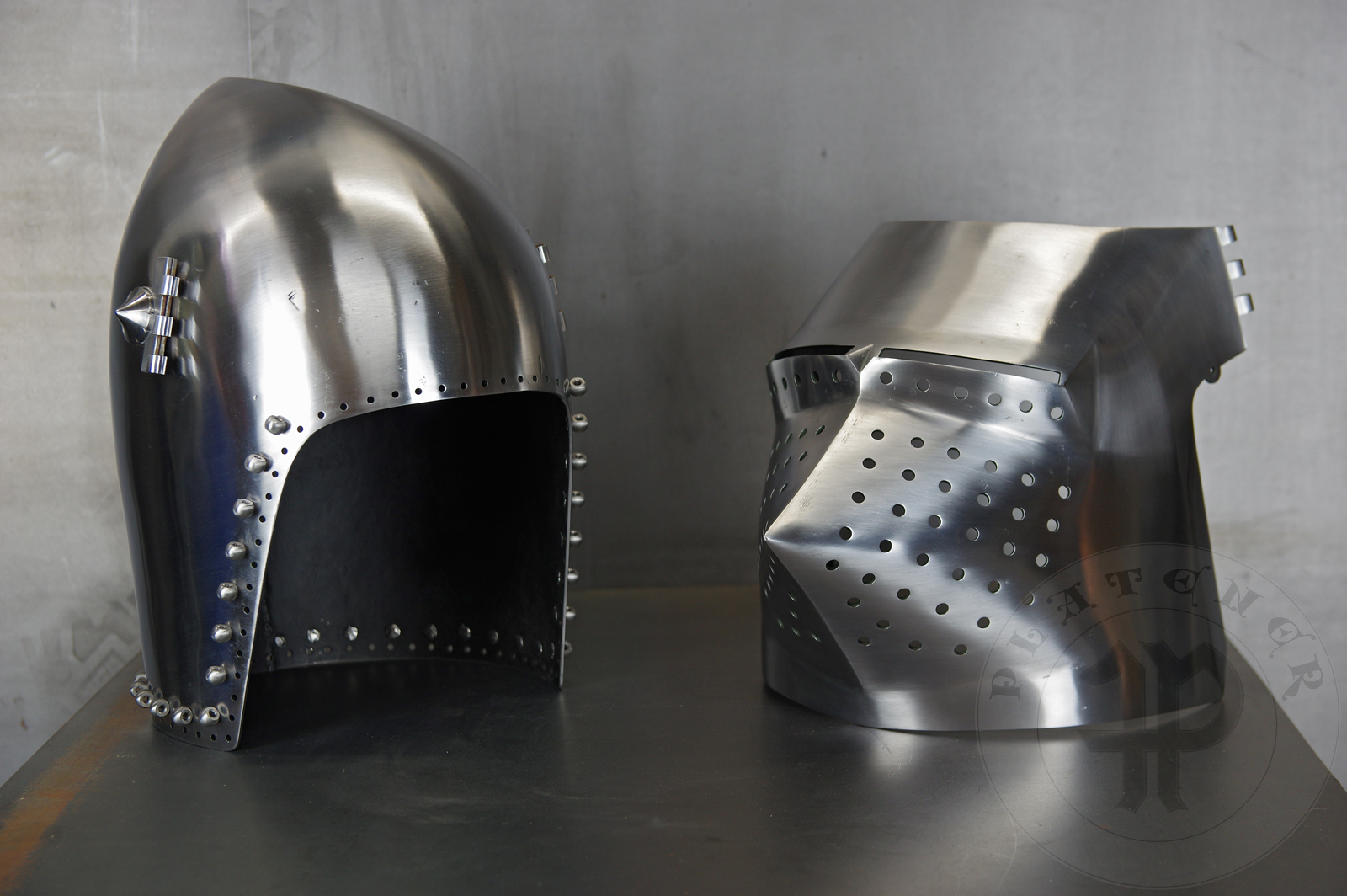 Visored bascinet based on example from Le Landeron in Switzerland, circa 1380-1400. Material: 2 mm steel with 0,3 % carbon. Heat treatment: hardened and tempered up to 34 HRC. Weight 4,090 kg / Przybica starszego typu tzw. psi pysk wzorowana na oryginale z Le Landeron w Szwajcarii, datowana na 1380-1400 rok. Materia: stal 2 mm o zawartoci wgla 0,3%. Hartowany i odpuszczany do 34 HRC. Waga 4,090 kg.